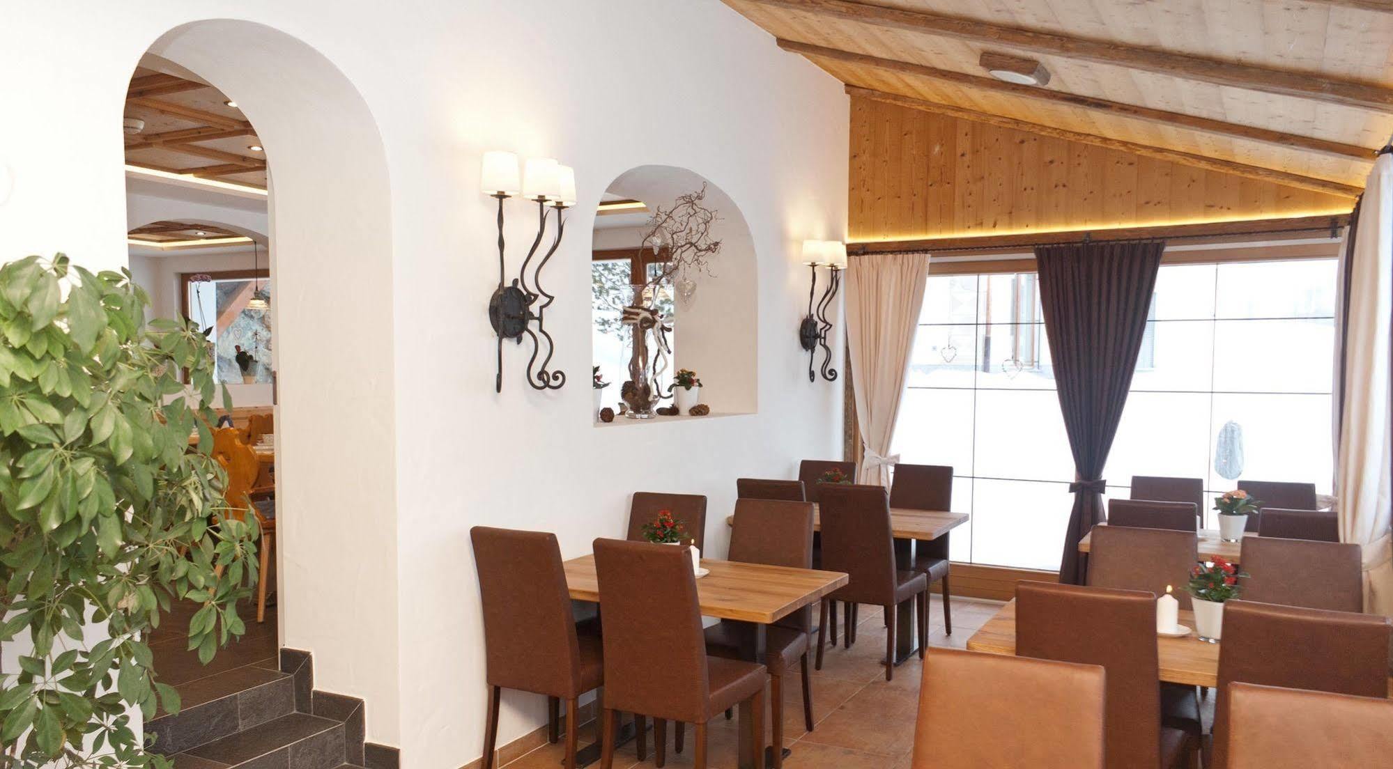 Waldpark Hotel Garni Самнаун Екстериор снимка