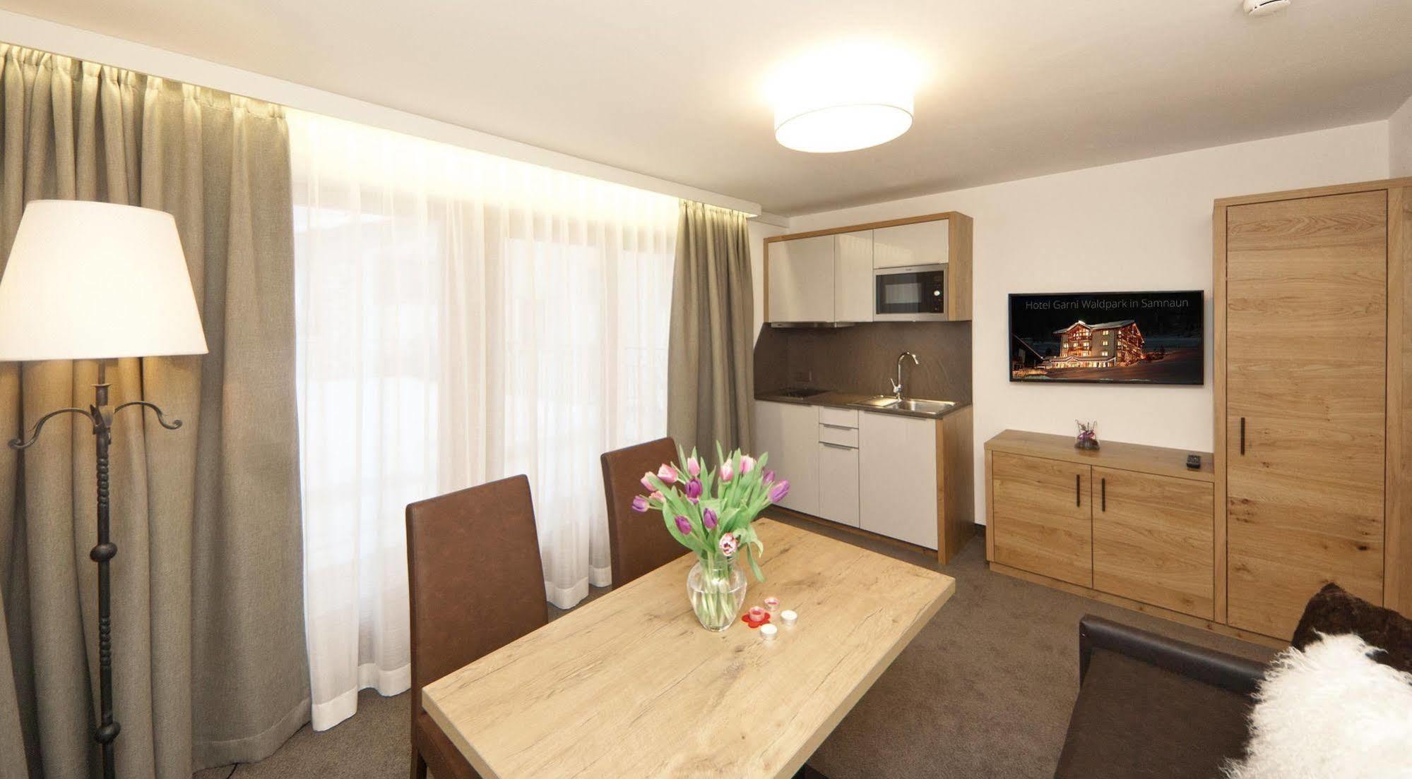 Waldpark Hotel Garni Самнаун Екстериор снимка