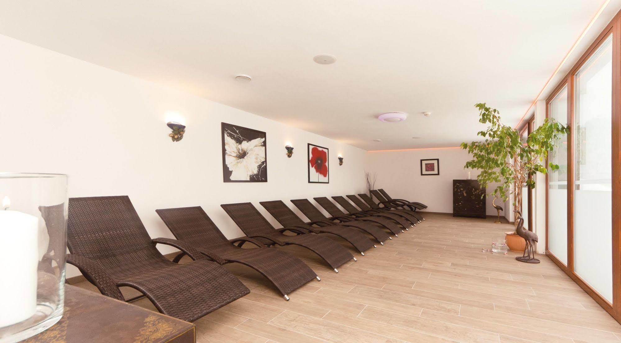 Waldpark Hotel Garni Самнаун Екстериор снимка