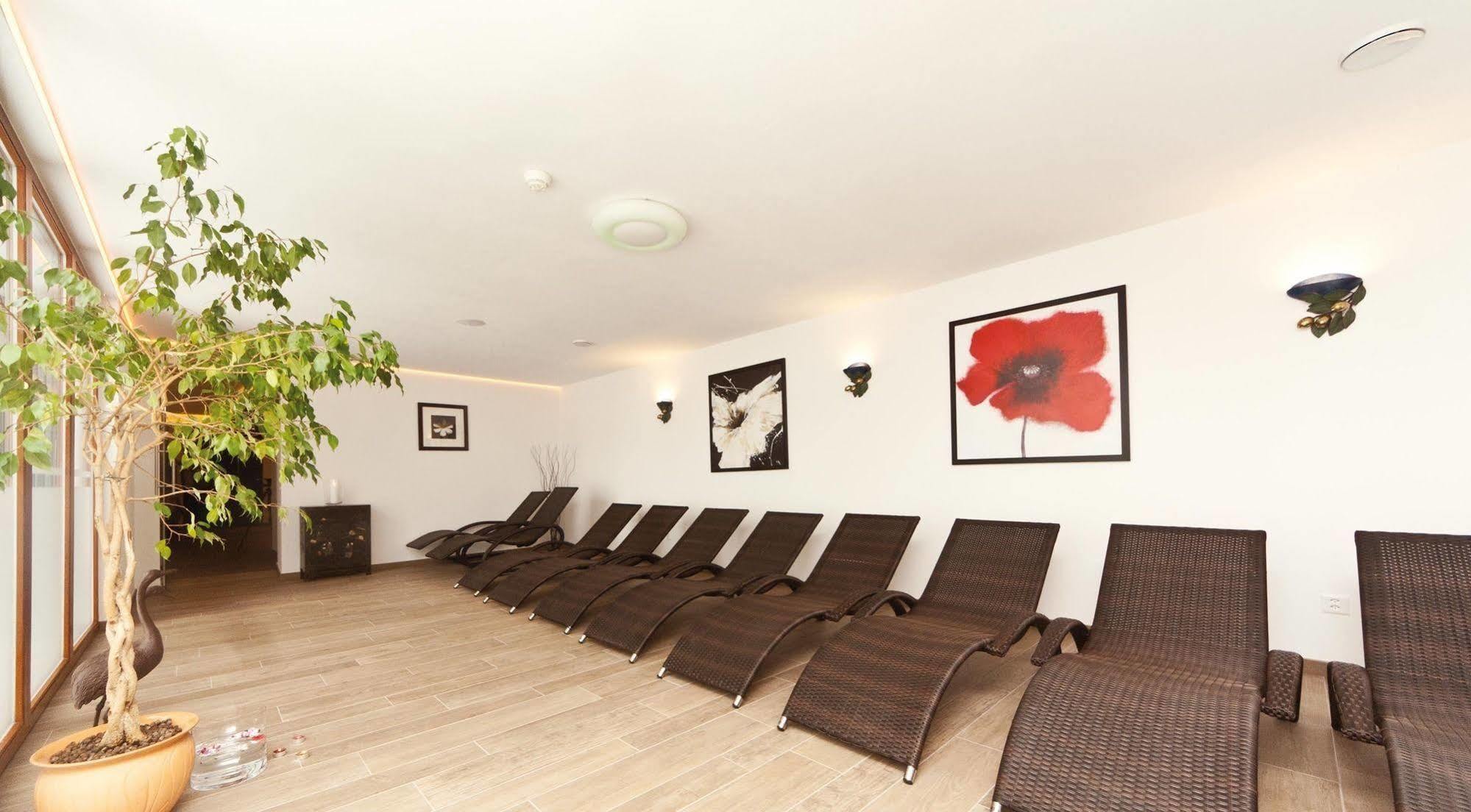 Waldpark Hotel Garni Самнаун Екстериор снимка