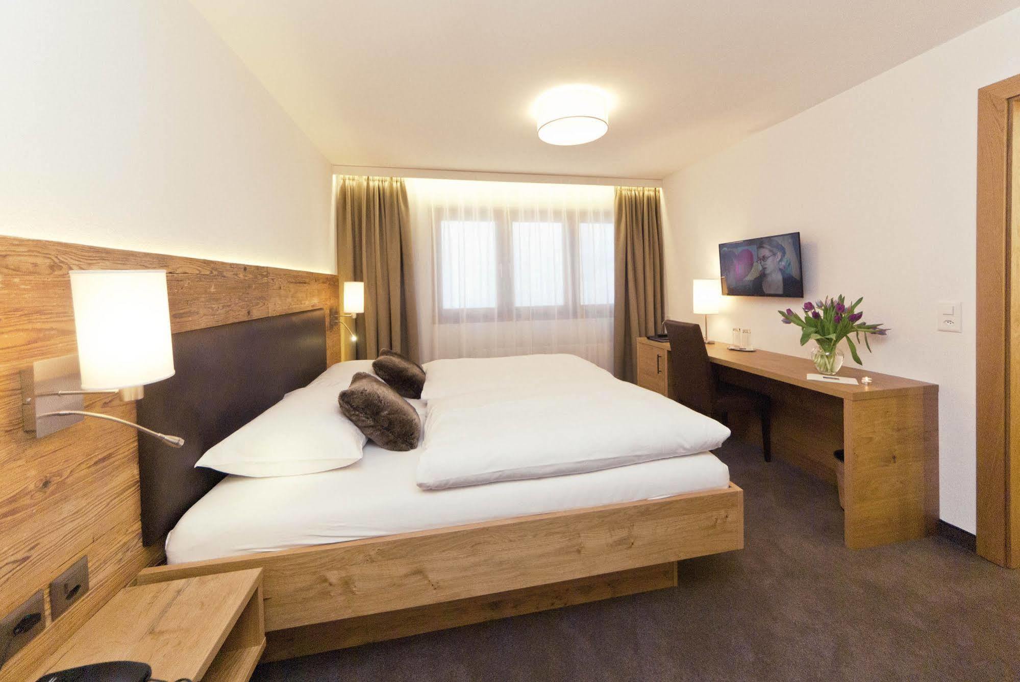 Waldpark Hotel Garni Самнаун Екстериор снимка