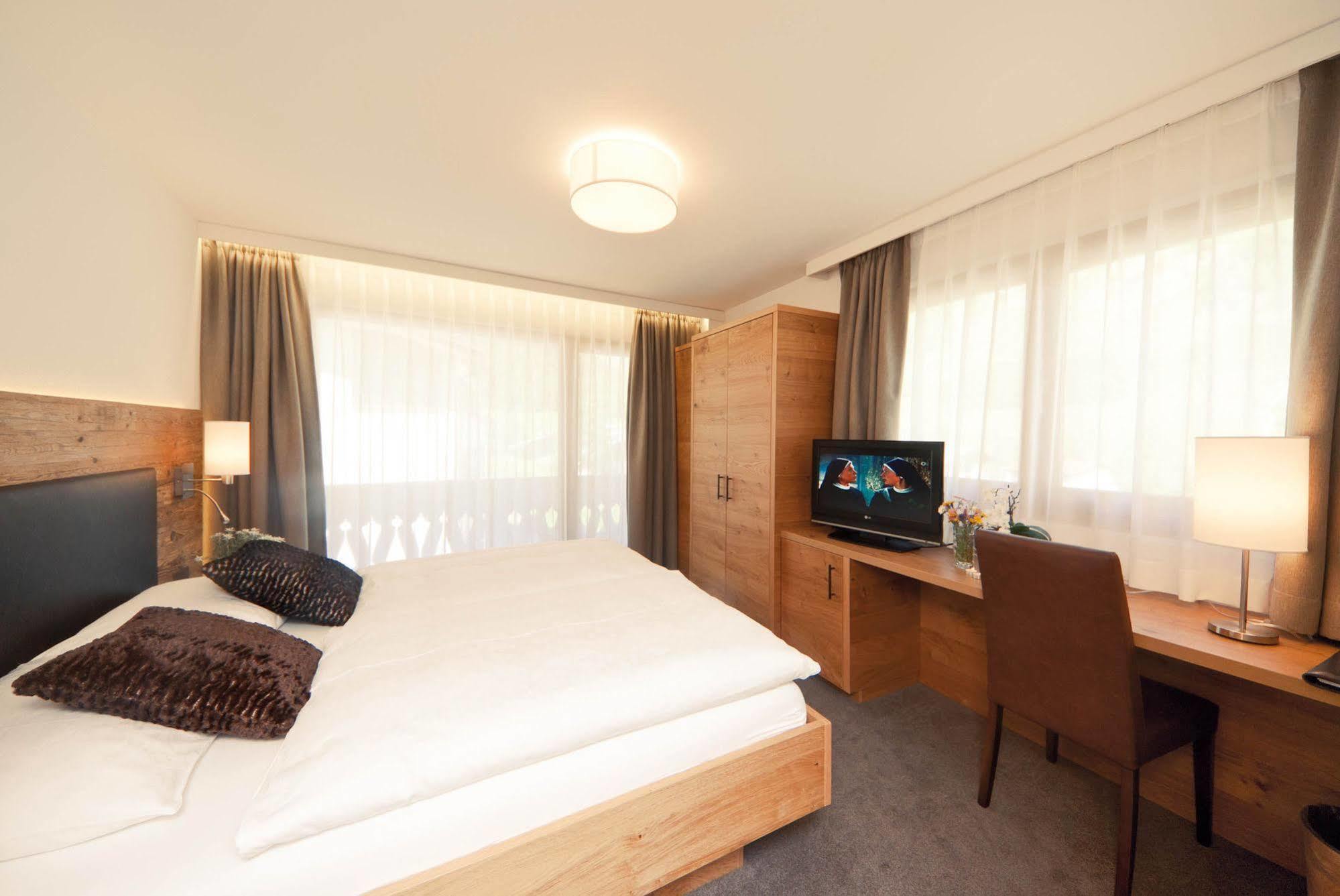 Waldpark Hotel Garni Самнаун Екстериор снимка